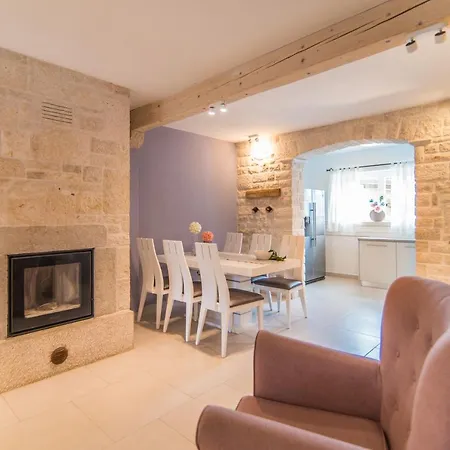 Paula Villa Porec